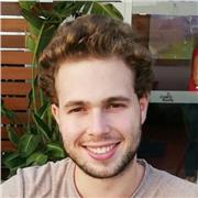 Graduado en Estudios Ingleses, máster en Traducción e Interpretación